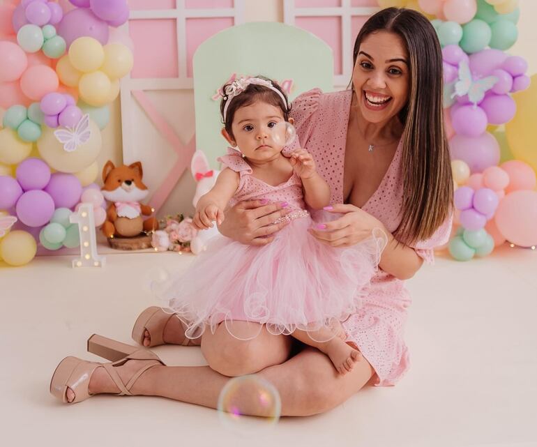 ¡Bellas madre e hija! Kiara Aguilar con la cumpleañera Aitana.