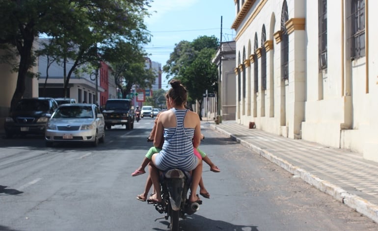 Familias enteras se trasladan en moto y casi siempre ninguno usa casco.