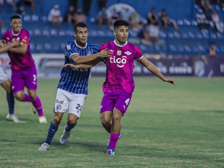 Néstor Giménez (d), futbolista de Libertad., aguarda un centro en el partido ante Sol de América por el torneo Apertura 2024 del fútbol paraguayo en el estadio Luis Alfonso Giagni, en Villa Elisa.