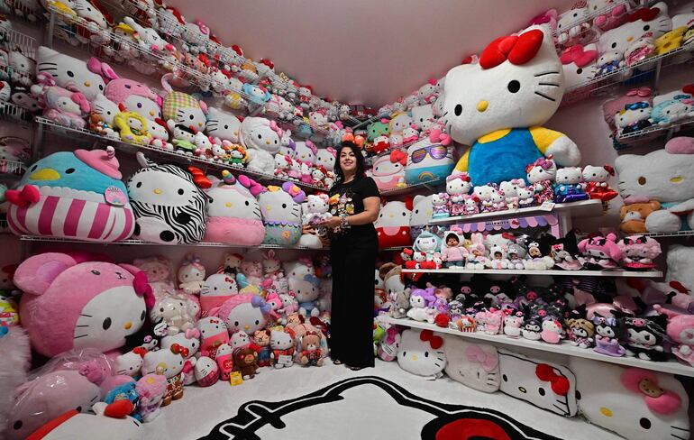 Helen, fundadora del club de fans de Hello Kitty en California posa con sus peluches de este adorable personaje.