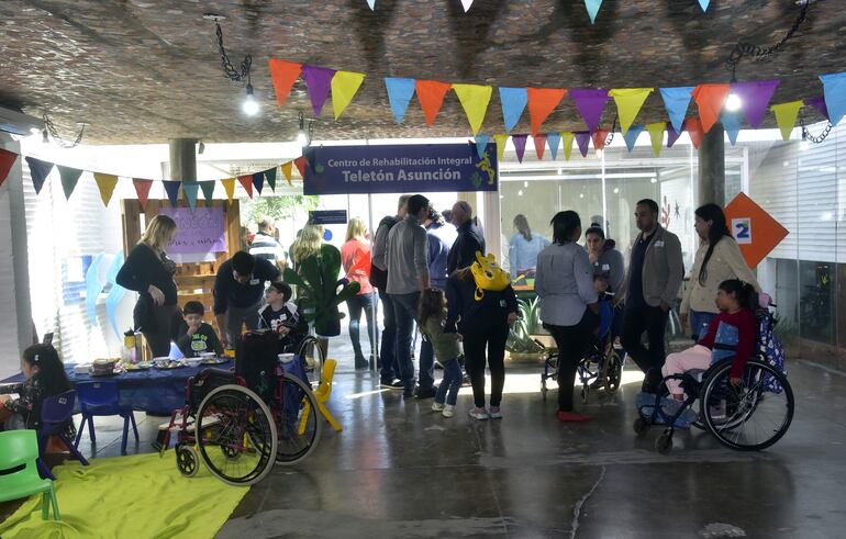 En el Centro de Rehabilitación Integral Teletón de Asunción junto a amigos de empresas aliadas, voluntarios y personas que apoyan a la Fundación Teletón, se vivó una hermosa jornada de puertas abiertas para conocer todos los servicios que brinda Teletón.