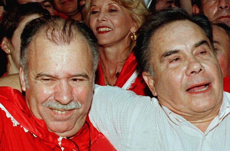 (Foto: Mayo de 1998).  Raúl Cubas Grau (i) y  Luis María Argaña ganan las elecciones presidenciales. Lino Oviedo había ganado la interna contra Argaña, pero  fue enviado a la cárcel por la sublevación. Cubas, vice de Oviedo, encabezó la chapa y Argaña lo acompañó. Meses  después de esta foto,  Argaña fue asesinado dando inicio al Marzo Paraguayo.