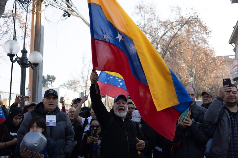 Un ciudadano venezolanos celebran las elecciones en el exterior.