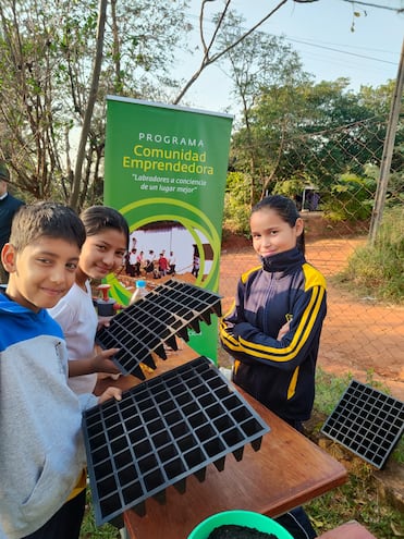 Alumnos de la escuela Berta Saldivar de Arroyos y Esteros aprenden a elaborar huertas orgànicas.