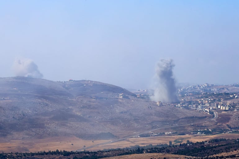 El humo se eleva desde el lugar de un ataque aéreo israelí que tuvo como objetivo aldeas del sur del Líbano, visto desde Marjaayoun, sur del Líbano, ayer 25 de septiembre de 2024.