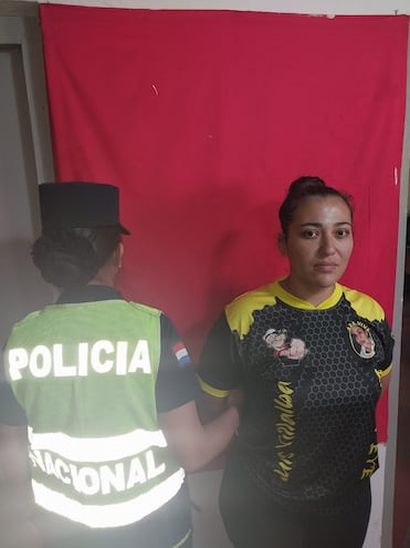 María Auxiliadora Dosantos Palma, quedó detenida a cargo del Ministerio Público, luego de que fue atrapada con paquetes de marihuana en el portón del penal.