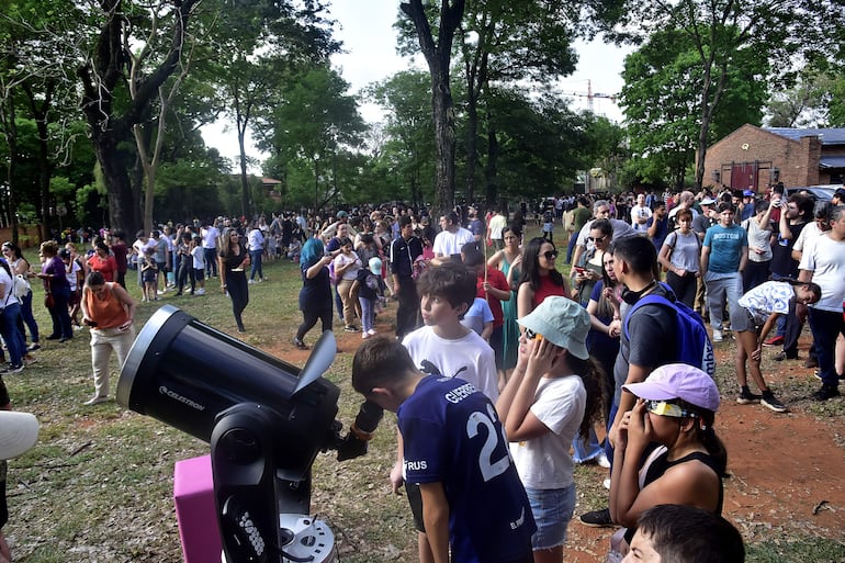 En textilia, astrónomos del Museo de Ciencias colocaron telescopios especiales. Con uno de ellos se podían observar las llamaradas del sol.