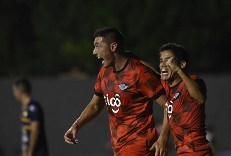 Óscar Cardozo (i), atacante de Libertad, celebra el tanto de la victoria sobre Sportivo Trinidense por la sexta fecha del torneo Apertura 2023 del fútbol paraguayo.