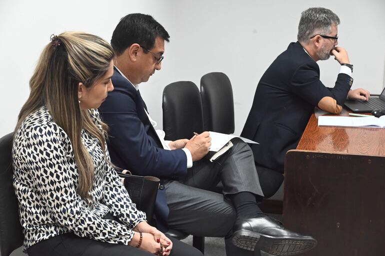  El parlasuariano Enzo Cardozo y su esposa. A la der. el defensor Carlos Arce.