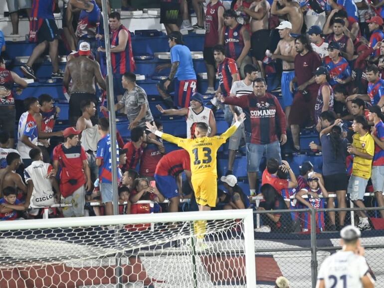 Los incidentes entre los barras de Cerro Porteño en la Gradería Norte durante el partido ante 2 de Mayo en el estadio Defensores del Chaco, en Asunción.