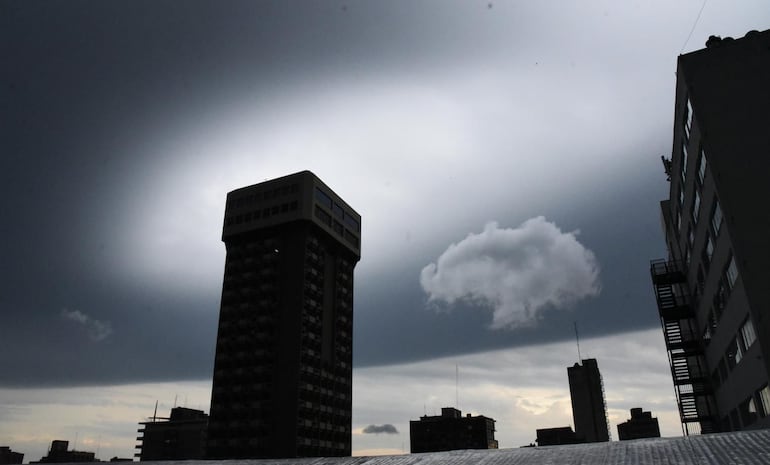 Vista del cielo sobre Asunción en una foto de archivo.