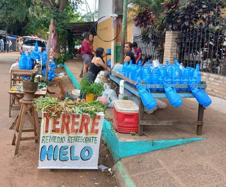 Recomiendan consumir dos litros de agua pura, aparte del tereré, para mantener la hidratación.
