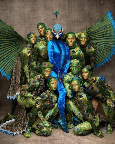 Heidi Klum, modelo, de pavo real con integrantes del Cirque Du Soleil, para su Heidi Haloween 2023.