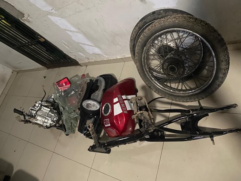 La motocicleta robada fue recuperada totalmente desarmada.