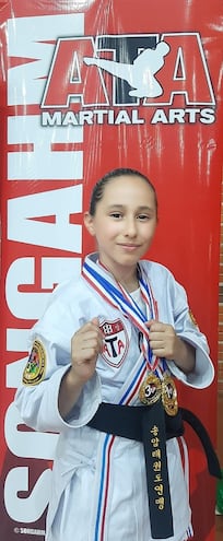 Camila Vera Espínola (11 años), con doble presea.