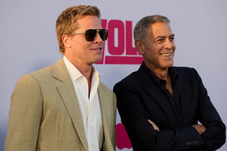 Brad Pitt y George Clooney en la premier de 'Wolfs' en el TCL Chinese Theatre en Los Ángeles, California.