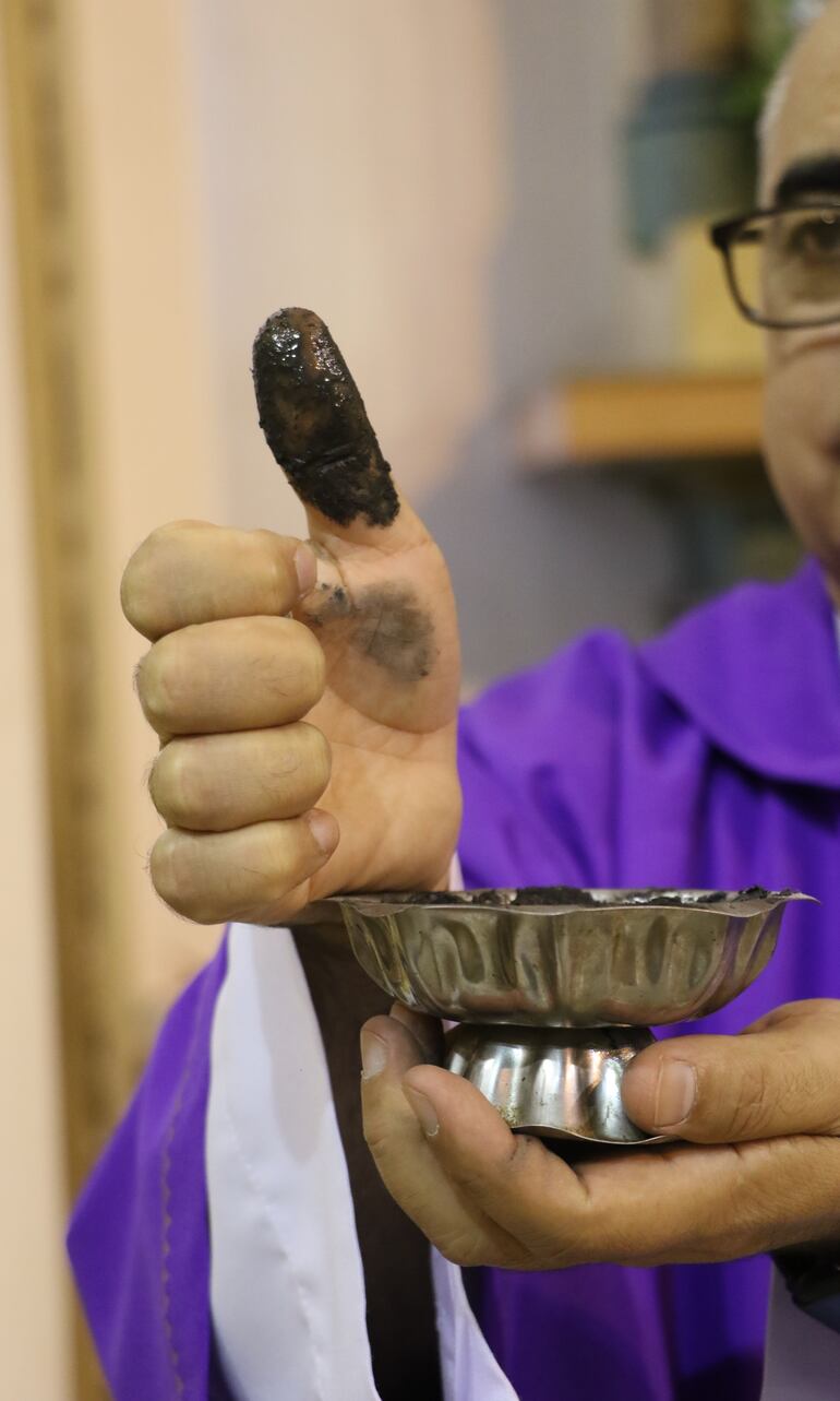 El Miércoles de Ceniza reúne a los católicos en la Santa Misa.