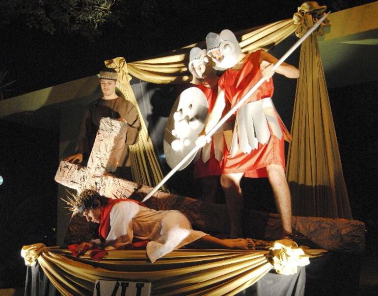 Representación del Viacrucis con estatuas humanas en Luque. Este año se hará mañana, desde las 20:00. 