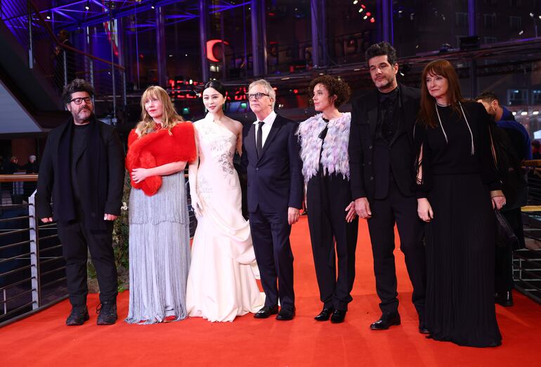 Miembros del jurado internacional, el director argentino Rodrigo Moreno, la crítica estadounidense Amy Nicholson, la actriz china Fan Bingbing, el cineasta estadounidense Todd Haynes, la actriz y directora Maria Schrader, el director francés Nabil Ayouch y la diseñadora de vestuario alemana Bina Daigeler.