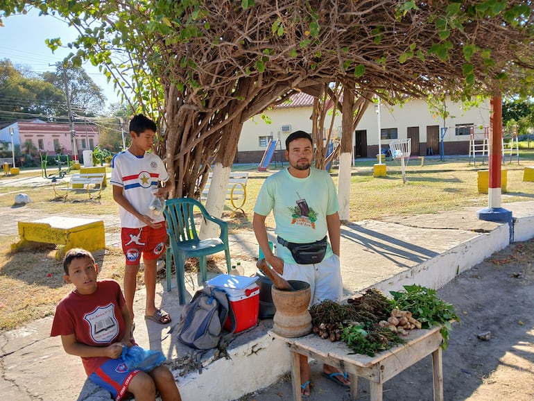 Todos los días el joven Guido acude a su puesto de venta