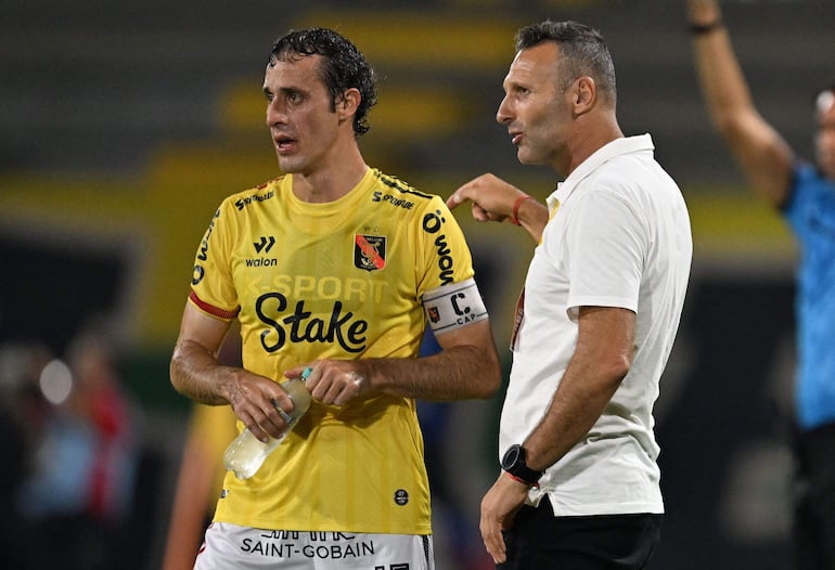 El argentino Walter Ribonetto, entrenador de Melgar, conversa con Horacio Orzan en el partido frente a Deportes Tolima por la ida de la Fase 2 de la Copa Libertadores 2025 en el estadio Manuel Murillo Toro, en Ibagué, Colombia. 