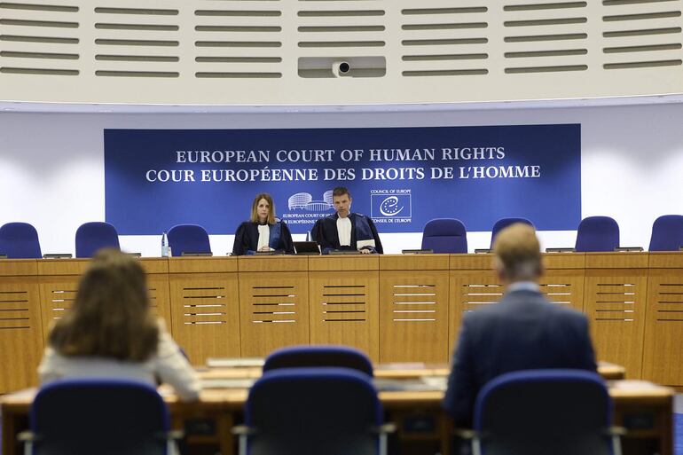 El Tribunal Europeo de Derechos Humanos condenó este martes a España por una transfusión sanguínea que se hizo en un hospital de Madrid a una mujer ecuatoriana testigo de Jehová que había formalizado de forma repetida su voluntad de no ser sometida en ningún caso a dicha transfusión. En su sentencia, los jueces europeos señalan una sucesión de fallos en el proceso de decisión que condujo a que se le hiciera esa transfusión sanguínea en el hospital de La Paz (Madrid), adonde había sido trasladada de urgencia la demandante, Rosa Edelmira Pindo Mulla, una ciudadana ecuatoriana residente en Soria.