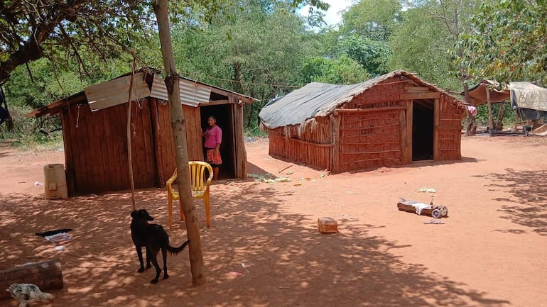 Las 75 familias de la comunidad Ñu Apu'a viven en precarias viviendas desde su creación hace 35 años.