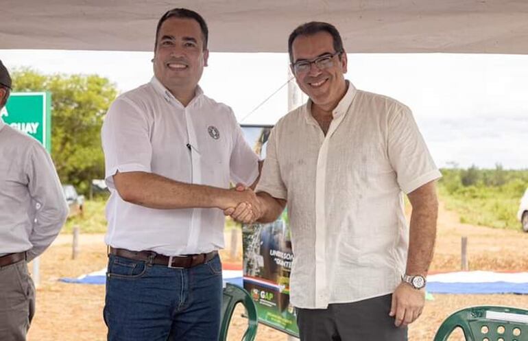 Los gobernadores de Alto Paraguay y Santa Cruz Bolivia, tras la firma de acuerdo.