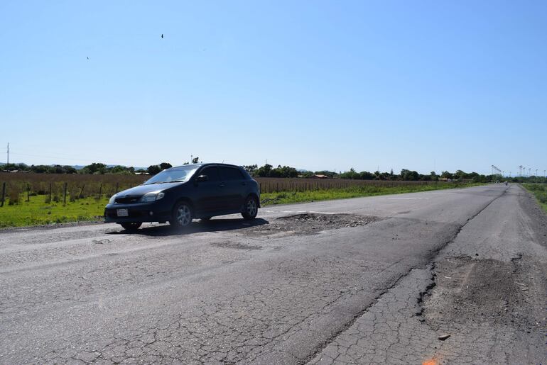 La ruta Py01 es intransitable por los numerosos baches, que piden sea reaparado.