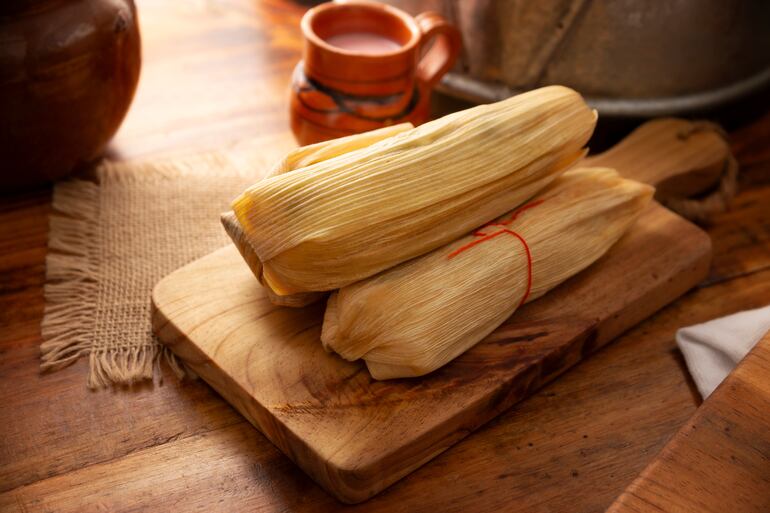 Tamales mexicanos en hojas de maíz.