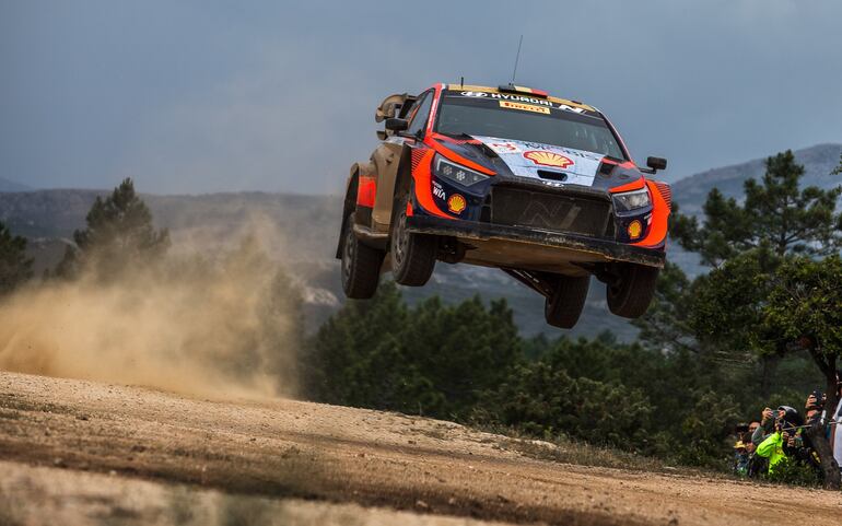 Salto del Hyundai i20 N Rally1 Hybrid de los mejores, Neuville y Wydaeghe.