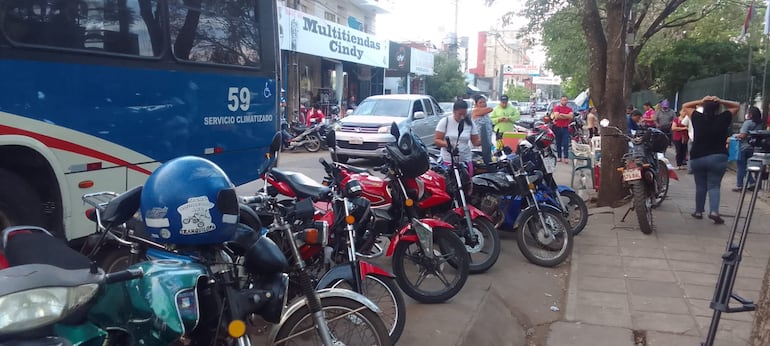 Hospital de Luque podría desalojar a vendedores que copan la vereda y motos estacionadas.