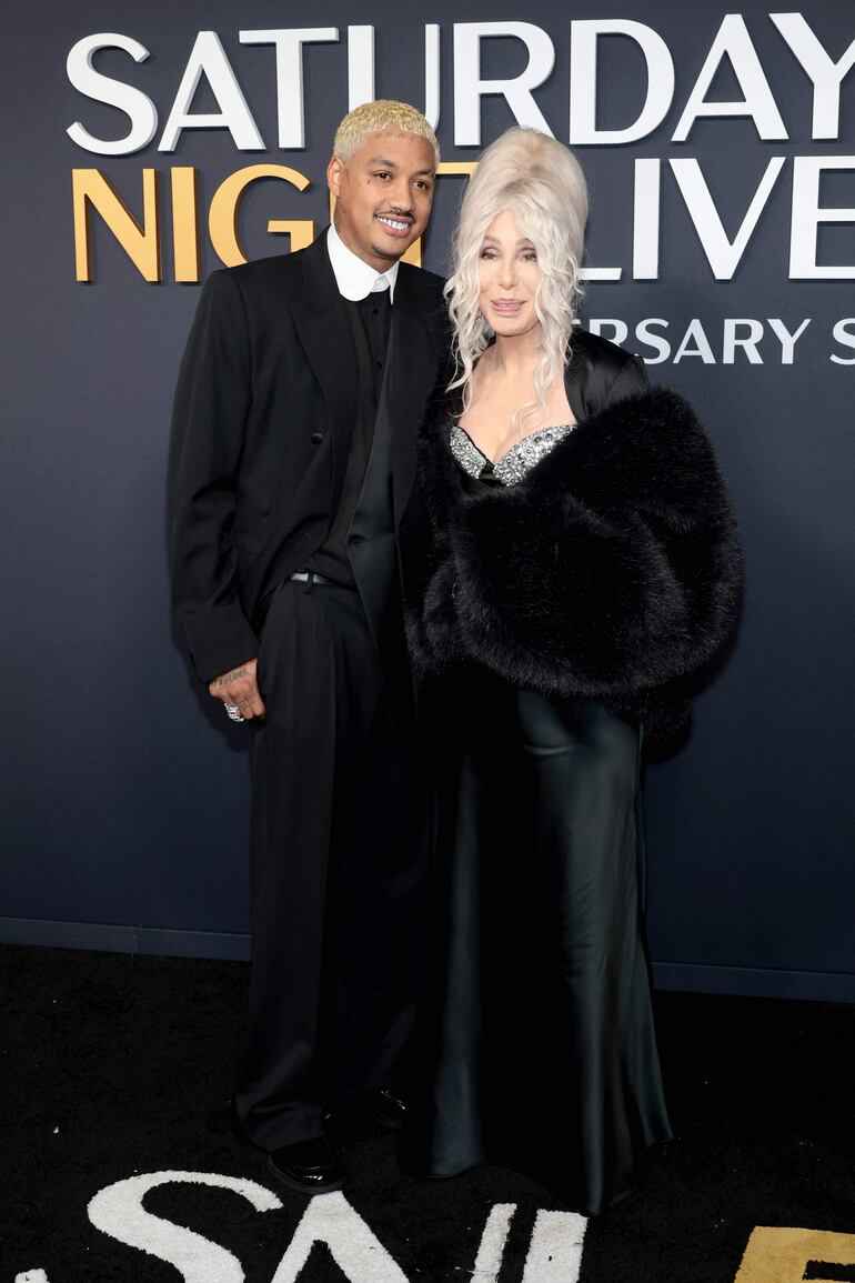 La cantante Cher llegó de la manito con su novio Alexander Edwards al SNL50: The Anniversary Special en Nueva York. (Dimitrios Kambouris/Getty Images/AFP)
