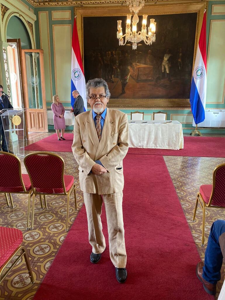 El escritor Moncho Azuaga recibió, el miércoles 15 noviembre,  de manos  del presidente de la  República, Santiago  Peña el Premio Nacional de Literatura 2023 por su publicación “Poesía siempre”, en el Palacio de López.