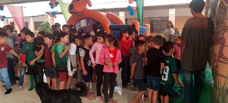 Los niños y sus mascotas están participando de los festejos en Carmelo Peralta.