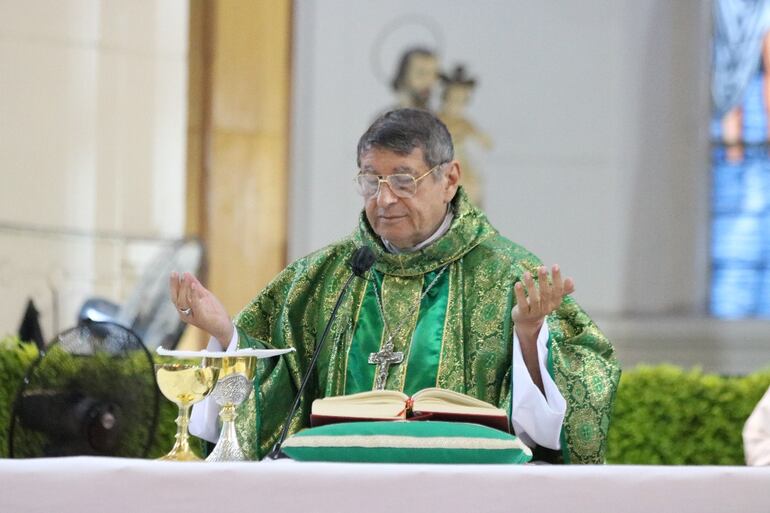 El obispo de la diócesis de Caacupé monseñor Ricardo Valenzuela presidió la santa misa en el santuario Nuestra señora de los Milagros de Caacupé.