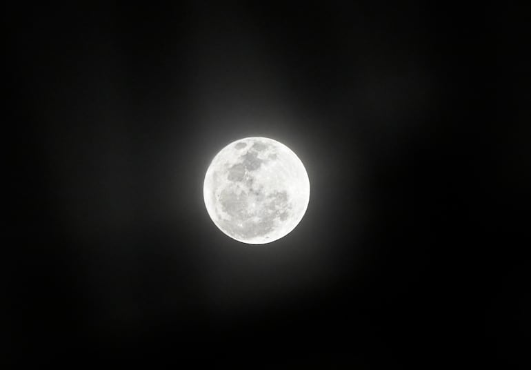 Así iluminó el cielo paraguayo la “Luna de Fresa”.