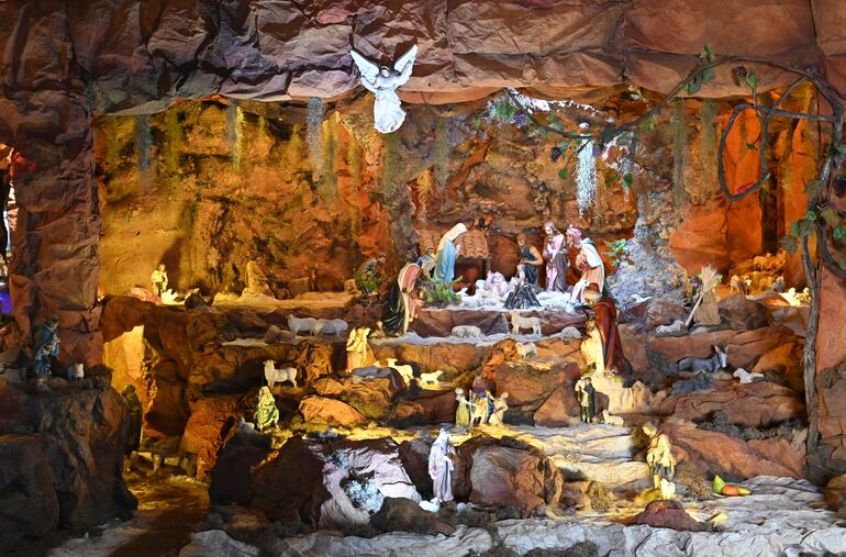 El nacimiento de Jesús ocupa el centro del gran pesebre en el viejo galpón de la herrería de los Caló.