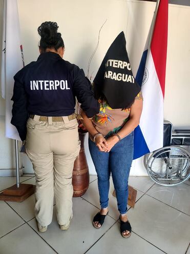 Agentes de Interpol Paraguay procedió a la aprehensión de Jessica Gabriela Ramírez López, de 26 años, quien simulaba ser agente policial para cobrar montos de dinero.