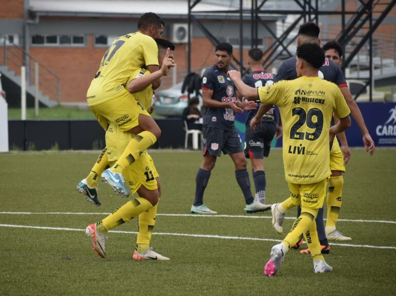 Los jugadores del Deportivo Recoleta festejan un gol en un partido ante Sportivo San Lorenzo por la División Intermedia 2024.