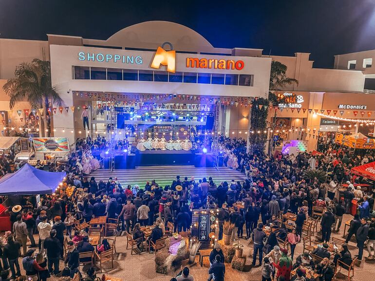 Está todo preparado para la tradicional fiesta de San Juan en el Shopping Mariano, donde la gente disfruta de buena gastronomía, música, humor y danza paraguaya.