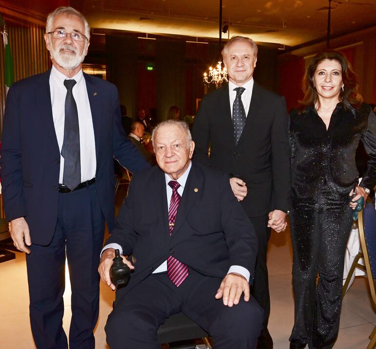 El embajador de Brasil, José Antonio Marcondes, Juan Carlos Wasmosy, Jorge Srur y Marisol Nicoletti.