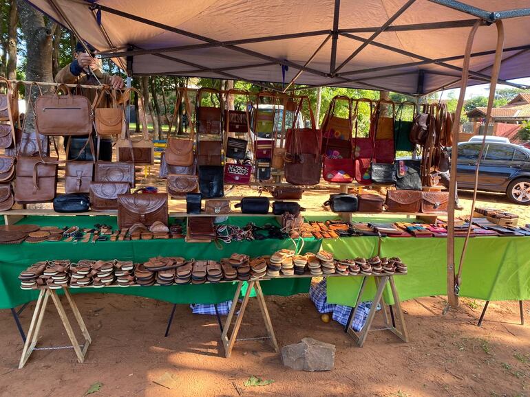 Stand con productos de cuero .