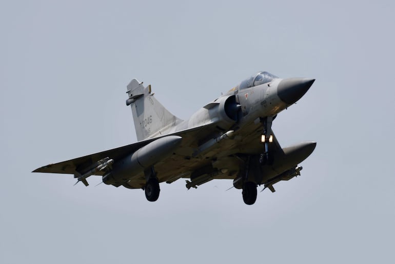 Un avión de combate taiwanés aterriza en la base aérea de Hsinchu, este lunes.