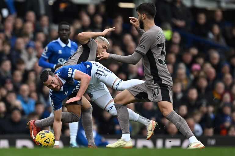 El Tottenham igualó con el Everton