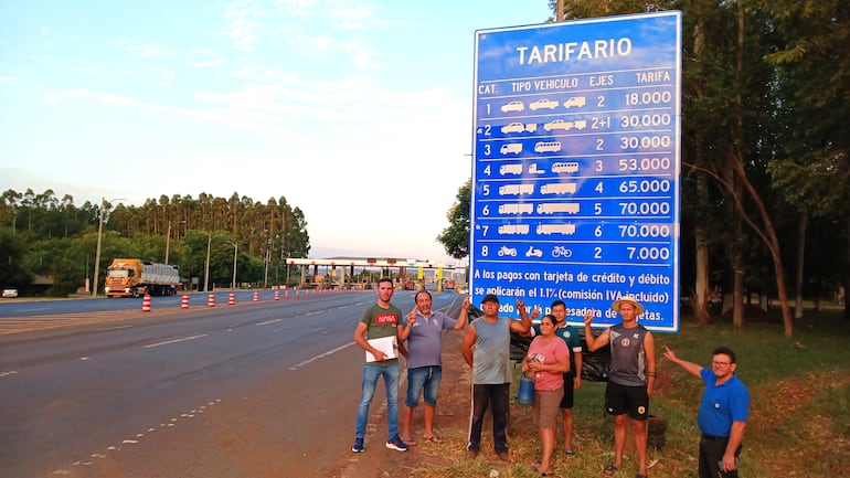 Vecinos del cruce Pastoreo afectados por el puesto de peaje de Tape Porã SA y exigen exoneración de pago.