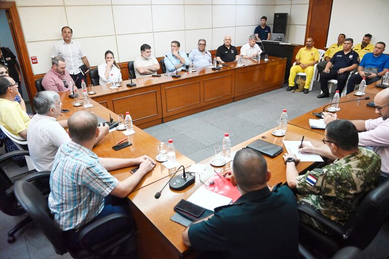 Autoridades instalan una mesa de trabajo para combatir los incendios forestales