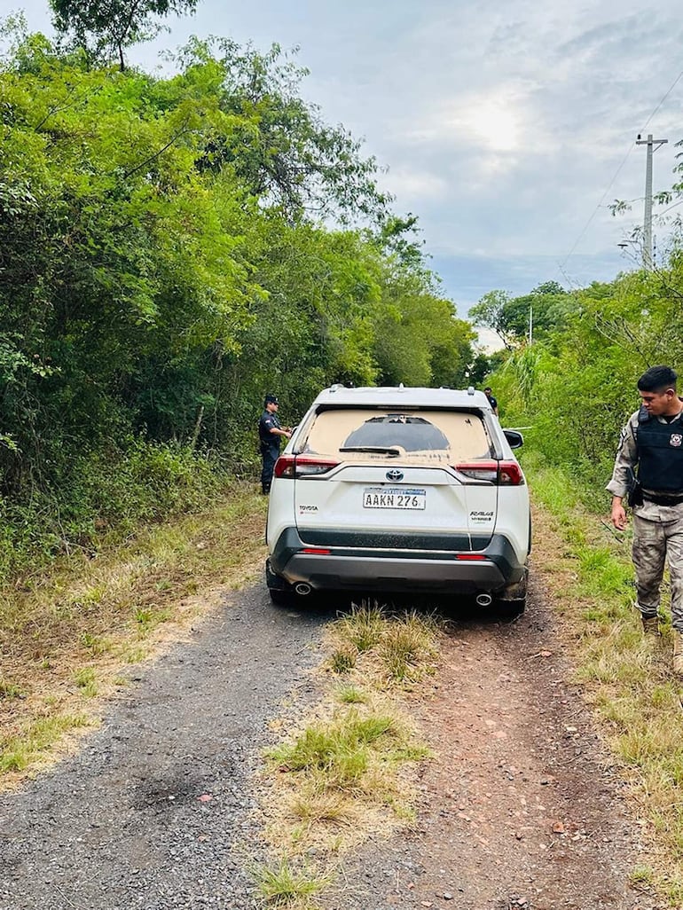 La camioneta en que fue encontrado el cadáver fue localizada por los lugareños. El vehículo estaba cubierto de polvo, lo que llamó la atención a los investigadores, porque no es característico de la zona.