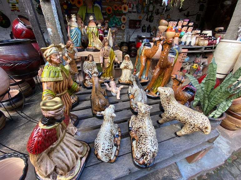 Este colorido y detallado conjunto esta disponible en la calle De la Candelaria, con figuras hecha a mano, desde los Reyes Magos hasta el Niño Jesús.