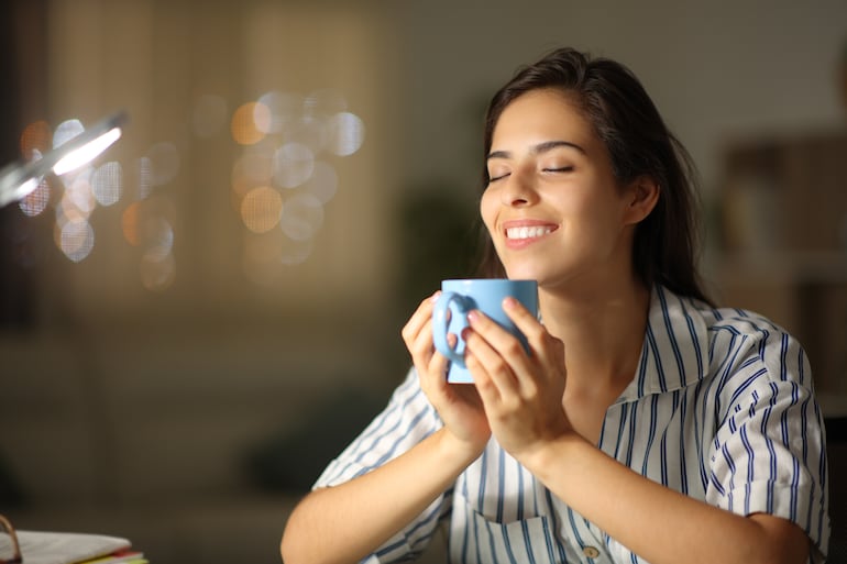 Mujer tomando té.